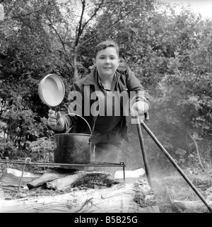 Le handicap et les jeunes : Tommy Hoare les apodes boy-scout vu ici profiter de camping, qu'on voit ici la cuisson du déjeuner. Juillet 1955 Banque D'Images