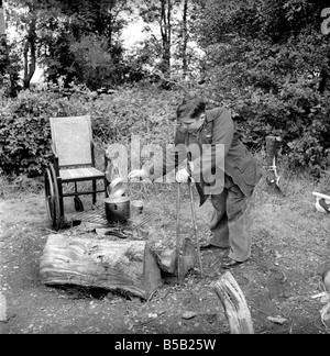 Le handicap et les jeunes : Tommy Hoare les apodes boy-scout vu ici profiter de camping. Juillet 1955 Banque D'Images