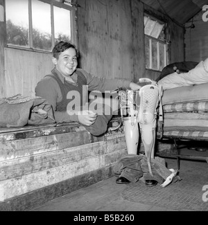 Le handicap et les jeunes : Tommy Hoare les apodes boy-scout vu ici profiter de camping. Juillet 1955 Banque D'Images