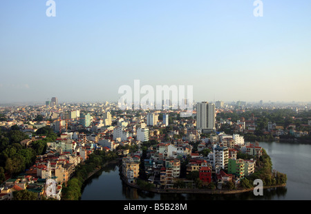 Vue depuis le bar sur le toit de l'hôtel Sofitel Plaza Hotel, Hanoi (au sud-ouest) Banque D'Images