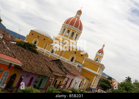 La cathédrale et la Calle La Calzada dans l'espagnol ville coloniale de Granada, Nicaragua Banque D'Images