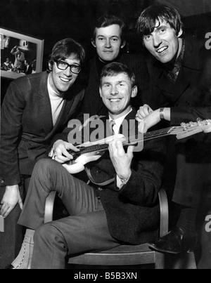 L'ombre, de G à D : Hank Marvin, Brian Bennett, Bruce Welch et Brian Locking (en bas au centre), janvier 1966. Banque D'Images