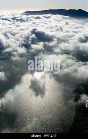 Vue aérienne au-dessus du brouillard entrant dans la baie Richardson à Sausalito le comté de Marin en Californie Banque D'Images