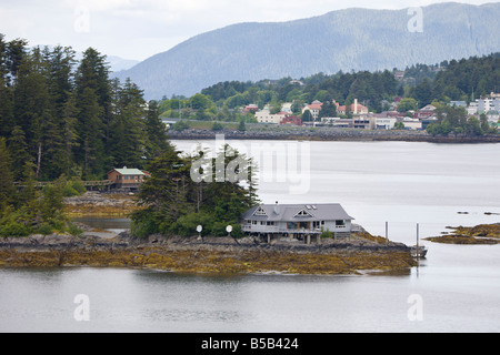 Maisons sur l'île privée de l'île Rocky dans la Manche orientale près de Sitka, Alaska Banque D'Images