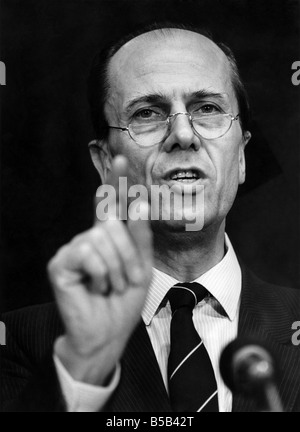 Homme politique conservateur Norman Tebbitt à Blackpool aujourd'hui. &# 13 ;&# 10;Novembre 1985 Banque D'Images