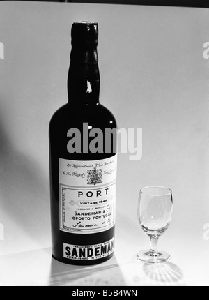 Bouteilles de vins et spiritueux, avec des lunettes. 1959 D69-002 Banque D'Images