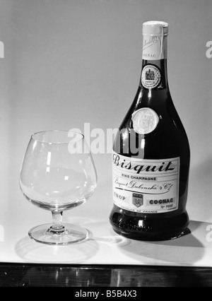 Bouteilles de vins et spiritueux, avec des lunettes. 1959 D69-006 Banque D'Images