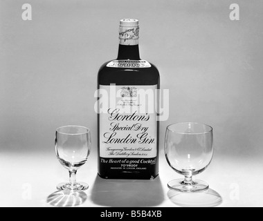 Bouteilles de vins et spiritueux, avec des lunettes. 1959 D69-009 Banque D'Images