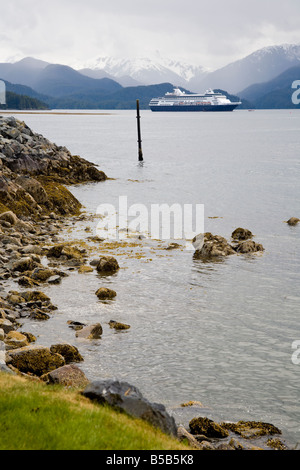 La Holland America Line Veendam bateau de croisière amarré dans la Manche orientale à Sitka, Alaska Banque D'Images