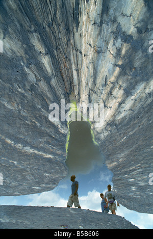 Close up de pas à le plus vaste lac naturel de 90 mètres de profondeur terrain Trinité Antilles Caraïbes Amérique centrale Banque D'Images