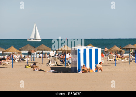 Plage bondée à Playa Malvarrosa dans la ville de Valence Espagne Banque D'Images