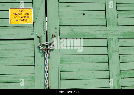 Grüne Tür eines Lagerhauses im Hamburger Hafen Deutschland porte verte d'un entrepôt dans le port de Hambourg Allemagne Banque D'Images