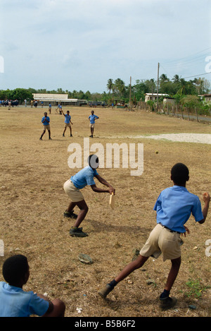 École des garçons à jouer au cricket Tobago Antilles Caraïbes Amérique centrale