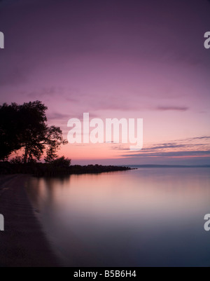 Le soleil se couche sur la baie Chequamegon dans le lac Supérieur à Ashland, Wisconsin. Banque D'Images