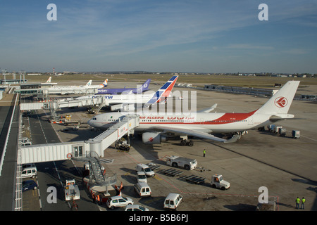 Aéroport occupé. De nombreux avions à leurs portes à Paris Orly, France, avec un avion-jet Air Algérie Airbus A330 au premier plan. Voyage aérien dans l'UE. Banque D'Images