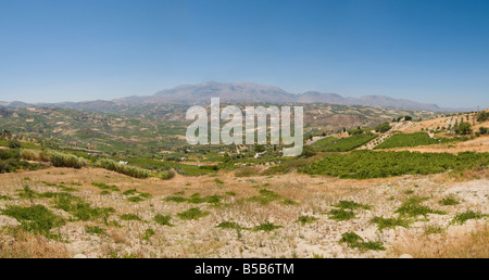 Crète, Grèce. Vue de Profitis Ilias, à l'Ouest vers les montagnes dont le Mont Psiloritis / Mont ilis Banque D'Images