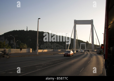 Conduite le long, Elizabeth Bridge, Budapest, Hongrie Banque D'Images