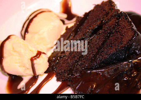 Gâteau fondant au chocolat et sa glace vanille Banque D'Images