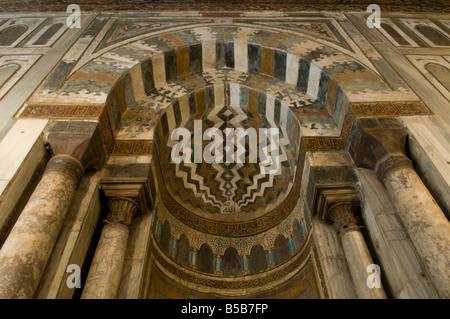 Le Mihrab richement carrelé au mur de Qibla à l'intérieur du mausolée De la mosquée et Madrasa du Sultan Hassan ancien Caire Égypte Banque D'Images