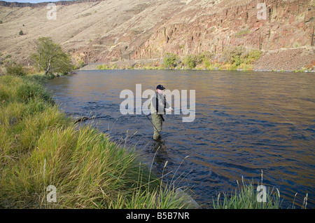 Un pêcheur de mouche jette mouches pour la truite arc-en-ciel sur la rivière Deschutes, près de la ville de Maupin, Oregon, en septembre. Banque D'Images