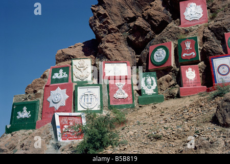 Plaques régimentaires sur le flanc de la montagne dans la Passe de Khyber N W Frontier Pakistan Asie Banque D'Images