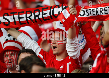 Partisans autrichiens cheer leur équipe avant une phase de groupes de l'UEFA Euro 2008 contre l'Allemagne le 16 juin 2008. Banque D'Images