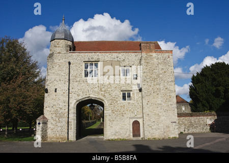 Le Gatehouse Aylesford Priory Kent dans le soleil d'automne Banque D'Images