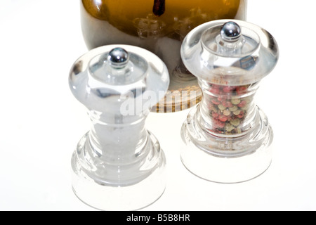 Sel et poivre shaker avec de l'huile d'Olive isolated on White Banque D'Images