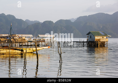 Collines côtières de forme inhabituelle de l'Île Coron, et des maisons sur pilotis, Ville de l'Île Coron Busuanga, Palawan, Philippines, Asie, Province Banque D'Images