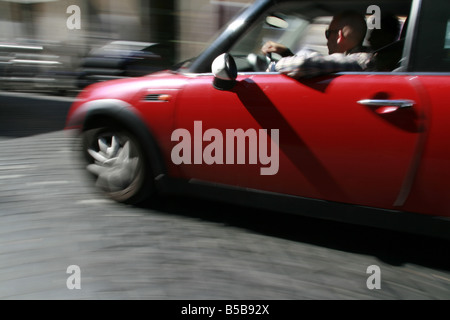 Nouvelle bmw mini voiture sur rue dans la ville de la ville Banque D'Images