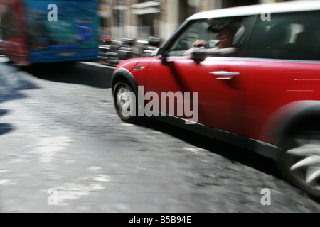 Nouvelle bmw mini voiture sur rue dans la ville de la ville Banque D'Images