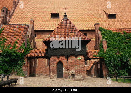 Château datant du 13e siècle, site classé au Patrimoine Mondial de Malbork Pologne Europe Occidentale Banque D'Images