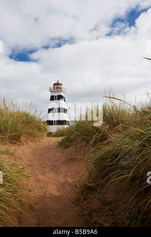 Couper à travers les voies de sable en face de la dune du phare de West Point sur la plage sur l'Île du Prince Édouard, Canada. Banque D'Images