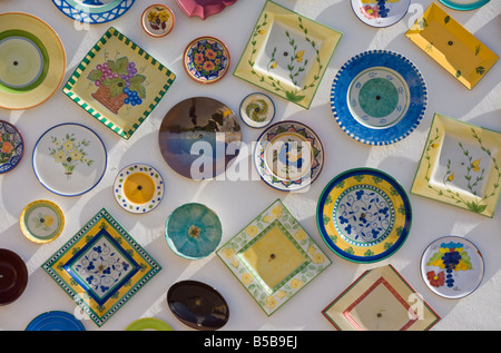 La poterie traditionnelle portugaise à l'atelier d'artisanat avec des plaques sur le mur, le cap Saint Vincent, la péninsule de Sagres, Algarve, Portugal Banque D'Images