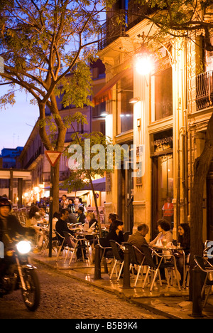 Les gens assis dehors, un bar-café sur la Plaza Tossal dans le quartier historique de El Carmen centre ville de Valence Espagne Banque D'Images