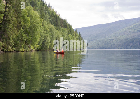 Le lac Clearwater avec canoe parc provincial Wells Gray British Columbia Canada Banque D'Images