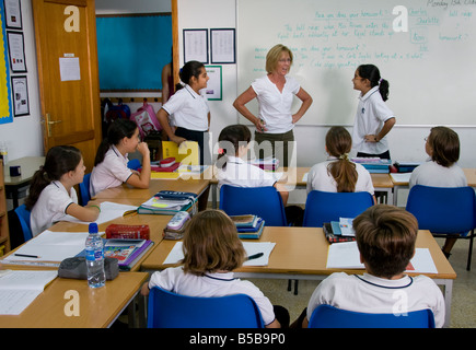 Enseignant et élèves en classe junior dans les répétitions et le rôle à jouer pour une pièce de théâtre de l'école Banque D'Images