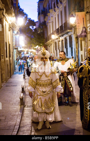 Acteur vêtu de costumes pour le festival Moros y Cristianos marchant dans la Calle Caballeros à Valence Espagne Banque D'Images