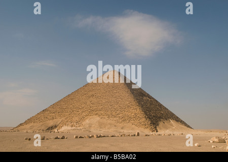 La Pyramide Rouge, également appelé le Nord Pyramide, construite par l'Ancien Empire Pharaon Sneferu situé à la nécropole royale de Dahchour, près du Caire, Egypte Banque D'Images