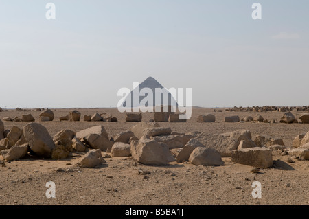 Vue éloignée sur la pyramide rhomboïdale construite vers 2596 avant notre ère par l'Ancien Empire Pharaon Sneferu situé à la nécropole royale de Dahchour, près du Caire, Egypte Banque D'Images