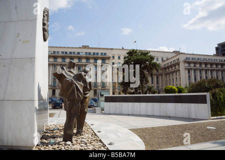 Bucarest Roumanie Monument de la révolution et de statues en bronze sur la place de la révolution la Piata Revolutiei avec mur des noms memorial Banque D'Images