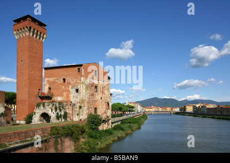 Torrre Guelfa et la Fortezza Vecchia, sur les rives du fleuve Arno, Pise, Italie. Banque D'Images