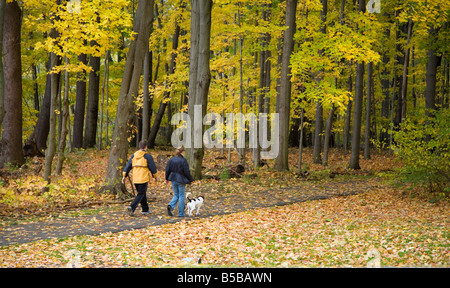 Cleveland Ohio quelques promenades avec leur chien sur un sentier dans la Réserve de Rocky River Metropark Banque D'Images