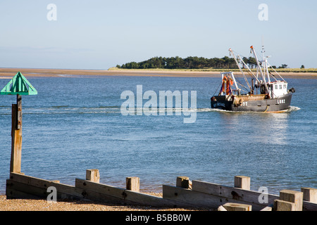 Bateau de pêche en provenance de mer avec épi Banque D'Images