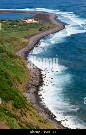 Vue aérienne de côte au Faja dos Tijulos sur la côte nord de l'île de Sao Jorge dans les Açores, Portugal, Océan Atlantique Banque D'Images
