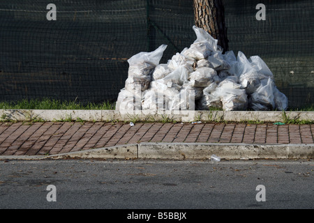 Sacs en plastique remplis de gravats du chantier de dumping par street Banque D'Images