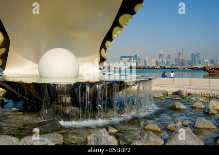 Pearl oyster Waterfront sculpture, la baie de Doha, Doha, Qatar, Moyen-Orient Banque D'Images