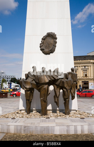 Bucarest Roumanie Monument de la révolution et de statues en bronze mémorial aux morts sur la place de la révolution de 1989 en centre-ville Banque D'Images