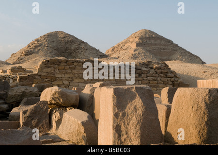 Vue sur une partie de la localité archéologique très prisées de la nécropole de l'antique memphis, composé de plusieurs pyramides de la Ve dynastie près du Caire Egypte Banque D'Images