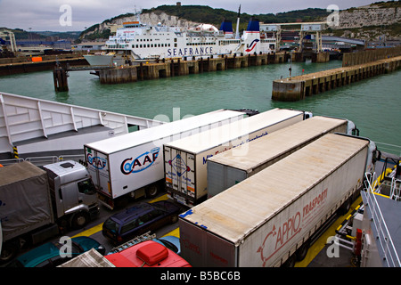 Les camions sur le pont du ferry transmanche proche port de Douvres Angleterre UK Banque D'Images